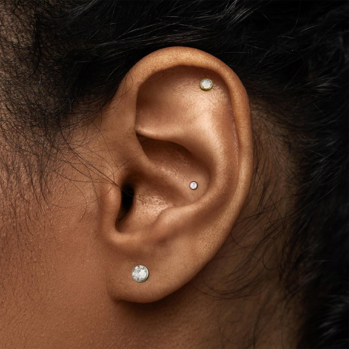 Top a disco piatto in titanio per gioielli con cristallo interno Tilum